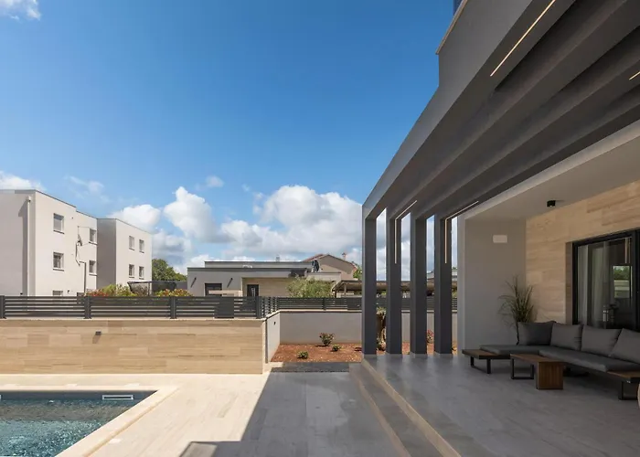 Awesome In With House Sea View بيت للعطل نين